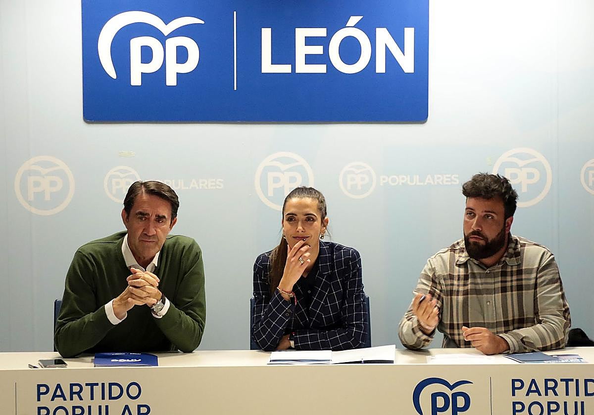 La presidenta autonómica de Nuevas Generaciones, Andrea Ballesteros, se reúne con jóvenes del PP de León.