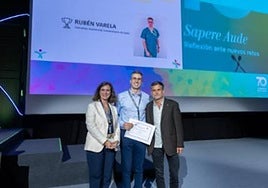 Imagen de Rubén Varela recogiendo el premio.