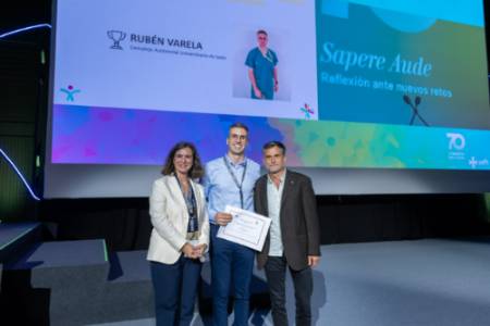 Imagen de Rubén Varela recogiendo el premio.