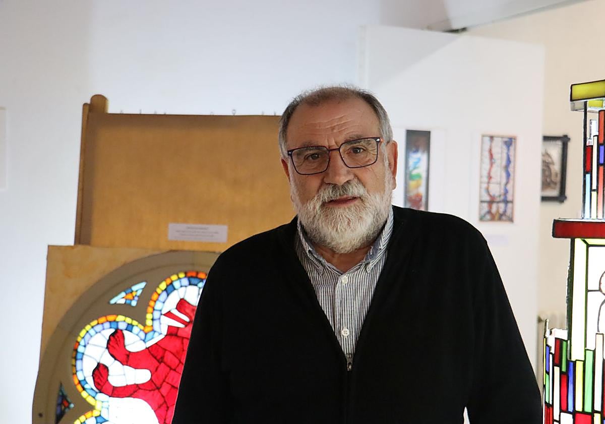Imagen principal - Julio Bernabé, un maestro vidriero de 76 años y primero de la clase