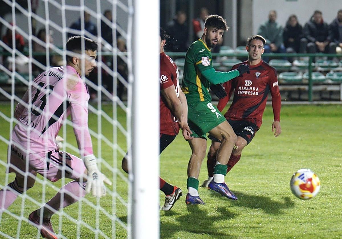 Ayoub remata en una de las ocasiones más claras del Atlético Astorga.