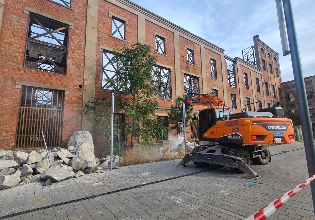Imagen principal - El futuro Palacio de Congresos se quita el último lastre de su abandono