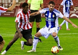 Undabarrena disputa un balón ante el local Issman.