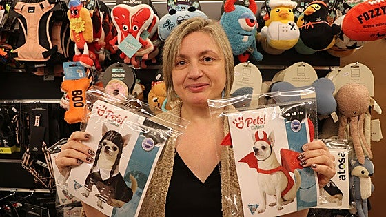 La bañezana que disfraza a los perros por Halloween: «Miércoles y Chucki triunfan»
