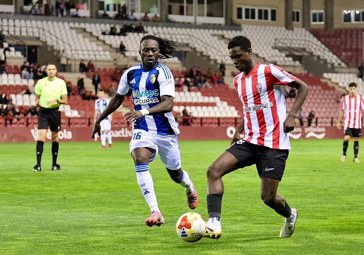 Acción del partido entre la Deportiva y la UD Logroñés.