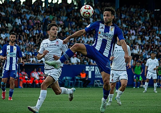 Chacón y Sibille pelean un balón en el derbi de la pasada temporada.