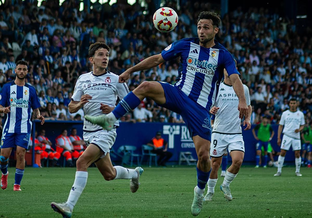 Chacón y Sibille pelean un balón en el derbi de la pasada temporada.