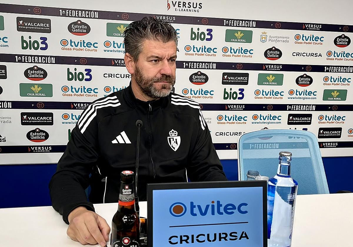 Fer Estévez, entrenador de la Deportiva, en la rueda de prensa de este viernes.