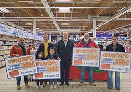 Manuel Rilo, Gerente de E. Leclerc León, hace entrega de los cheques a los ganadores