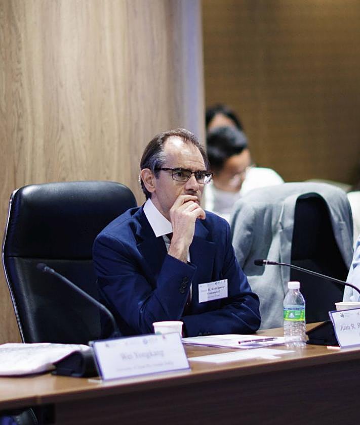 Imagen secundaria 2 - Un profesor de León viaje a China para hablar sobre la modernización del país