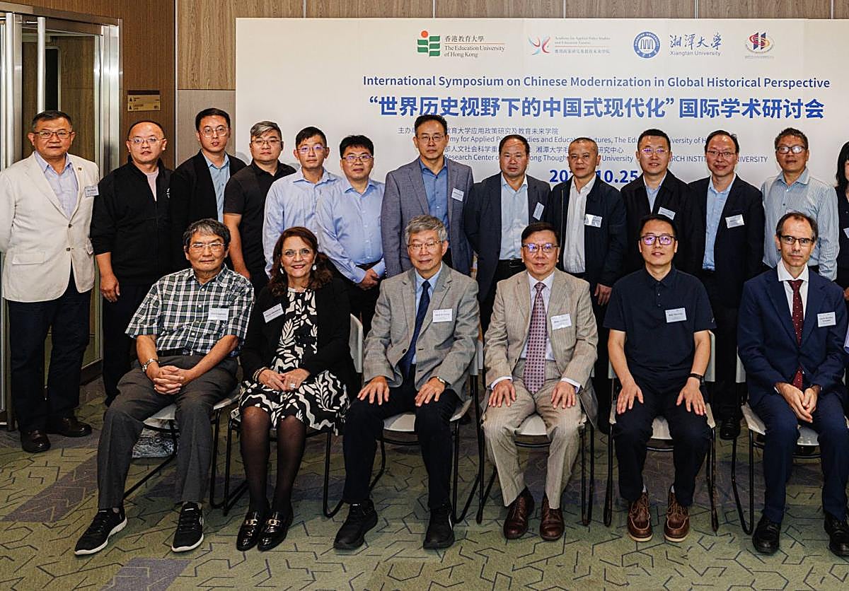 Imagen principal - Un profesor de León viaje a China para hablar sobre la modernización del país