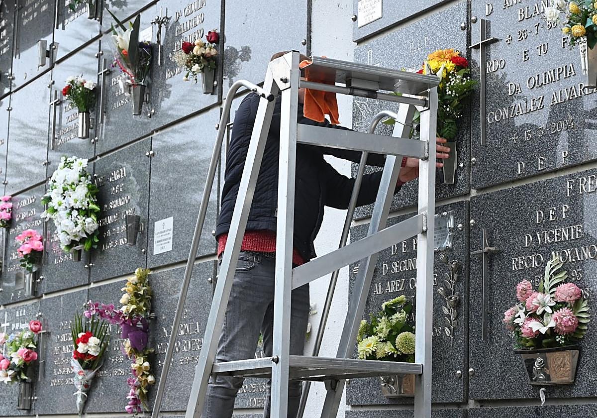 Los leoneses acuden al cementerio de León por Todos los Santos.