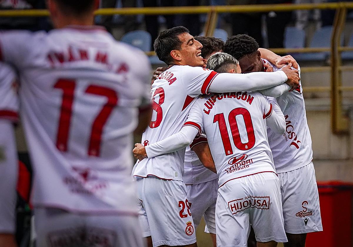 Los jugadores de la Cultural celebran un gol