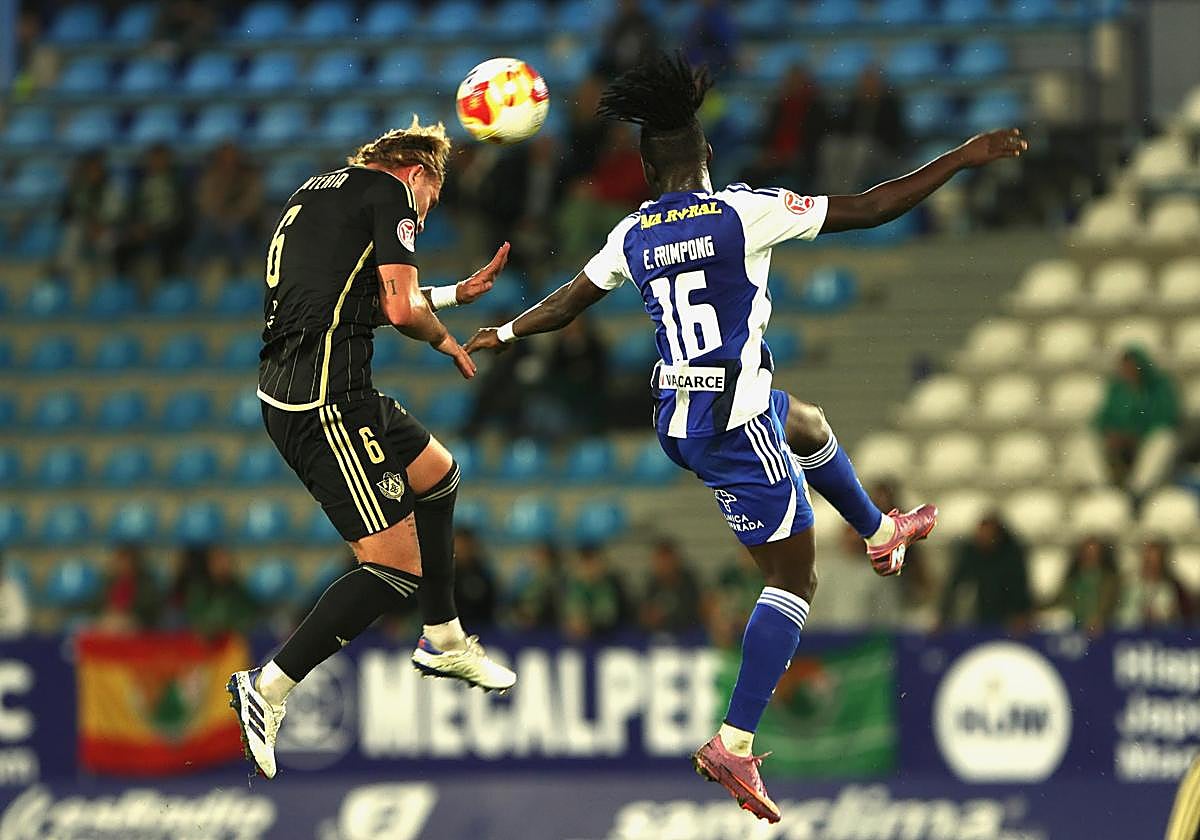 Frimpong disputa un balón aéreo.