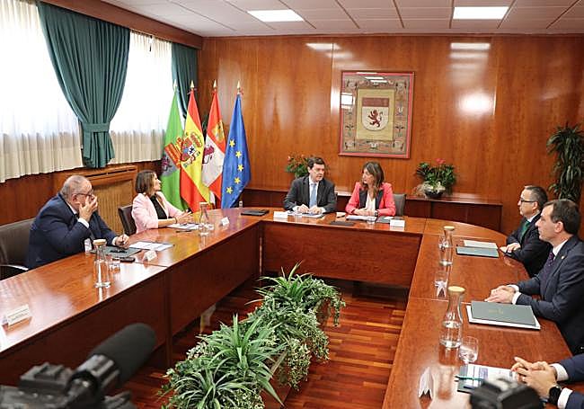 Reunión entre representantes de la Junta y la Universidad de León.