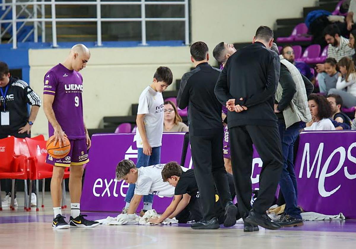 Varias personas tratan de secar las goteras del pasado sábado en el Polideportivo Pisuerga de Valladolid.