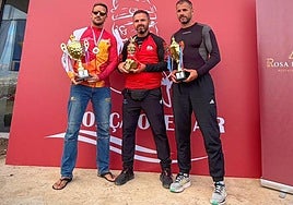 Moncho (I) posa con su medalla y su trofeo de subcampeón.