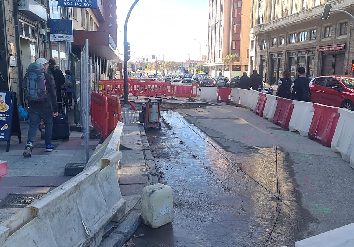 Peatones circulando en zona de acceso restringido.
