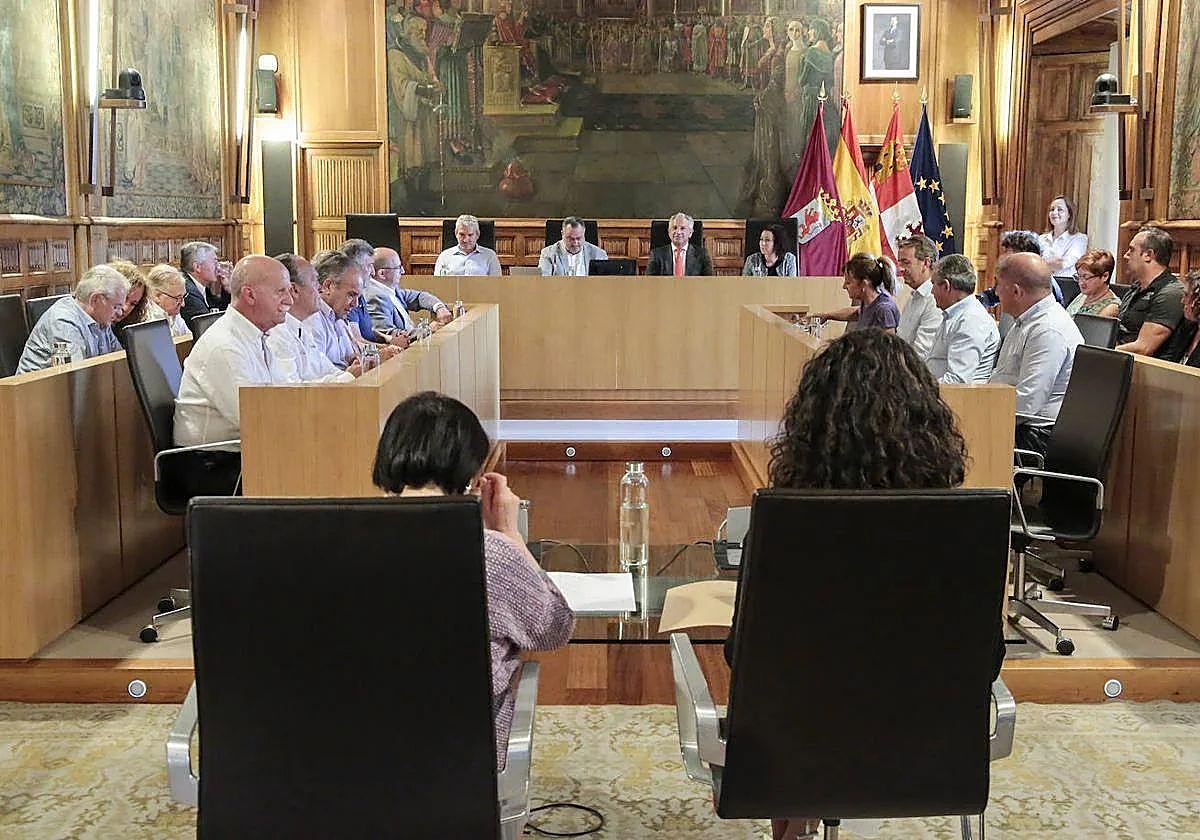 El pleno de la Diputación de León la pasada legislatura, con escasa presencia femenina.
