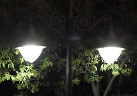 Imagen de archivo de farolas con luces LED.