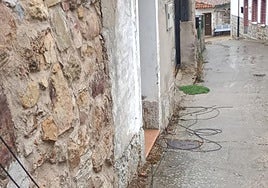 Imagen de los cables de fibra cortados en Los Barrios de Gordón.