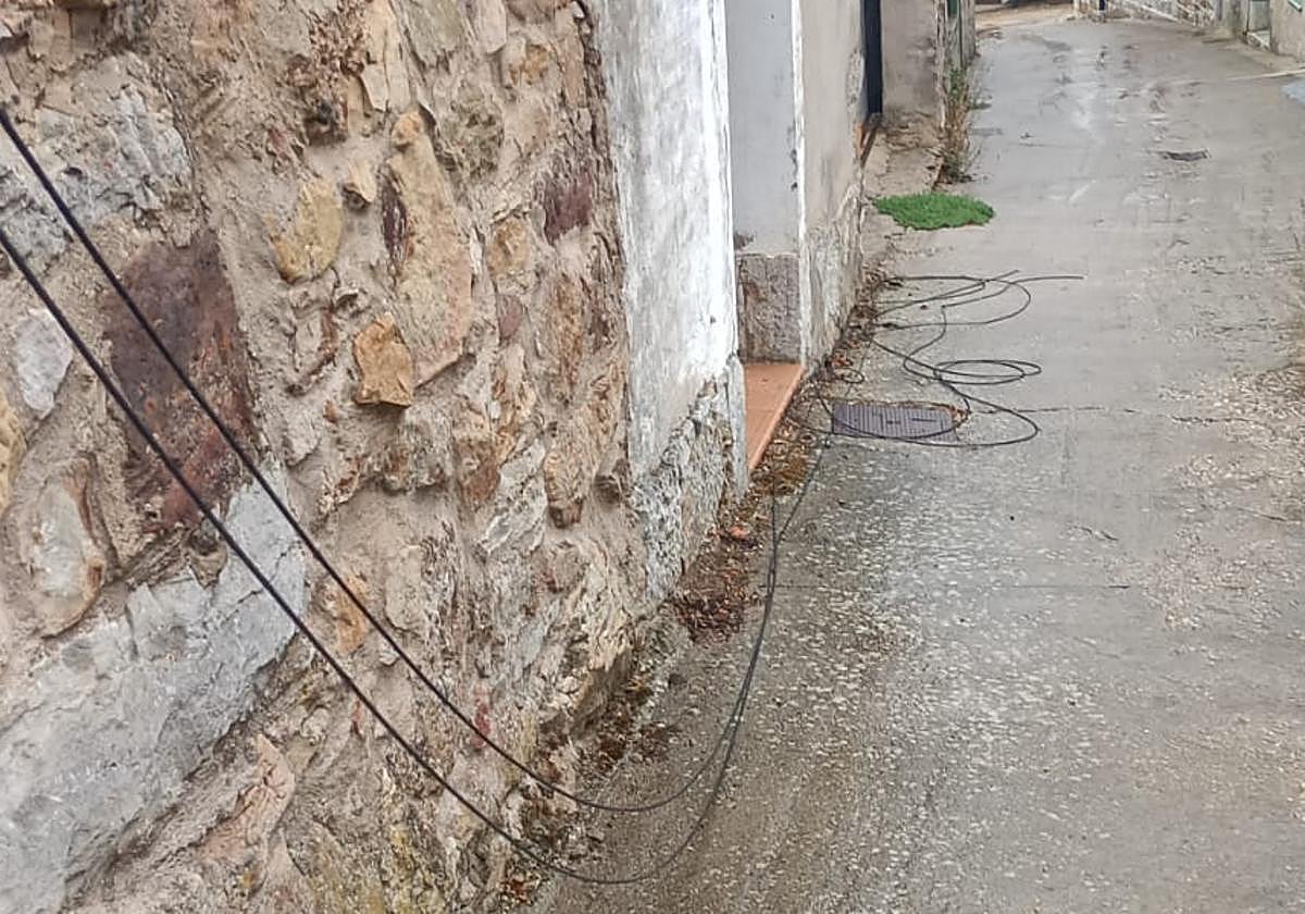 Imagen de los cables de fibra cortados en Los Barrios de Gordón.