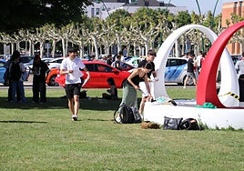 Estudiantes en el campus de Vegazana.