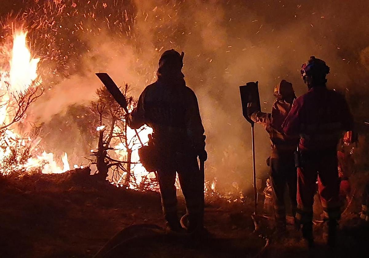 Imagen de uno de los incendios que asoló la provincia de León en 2025