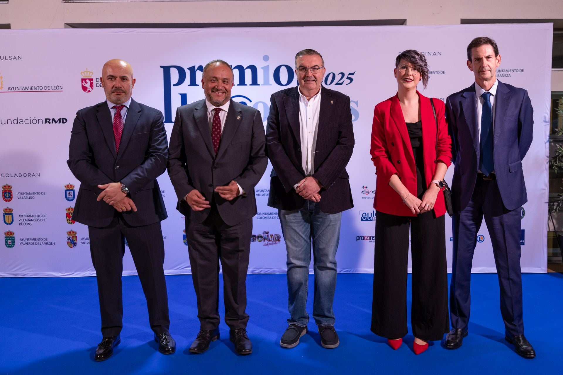 José Manuel Díez, de leonoticias; Gerardo Álvarez Courel y Roberto Aller, de la Diputación de León; Inés Santos, jefa de redacción de leonoticias, y Gregorio Ezama, director general de leonoticias.