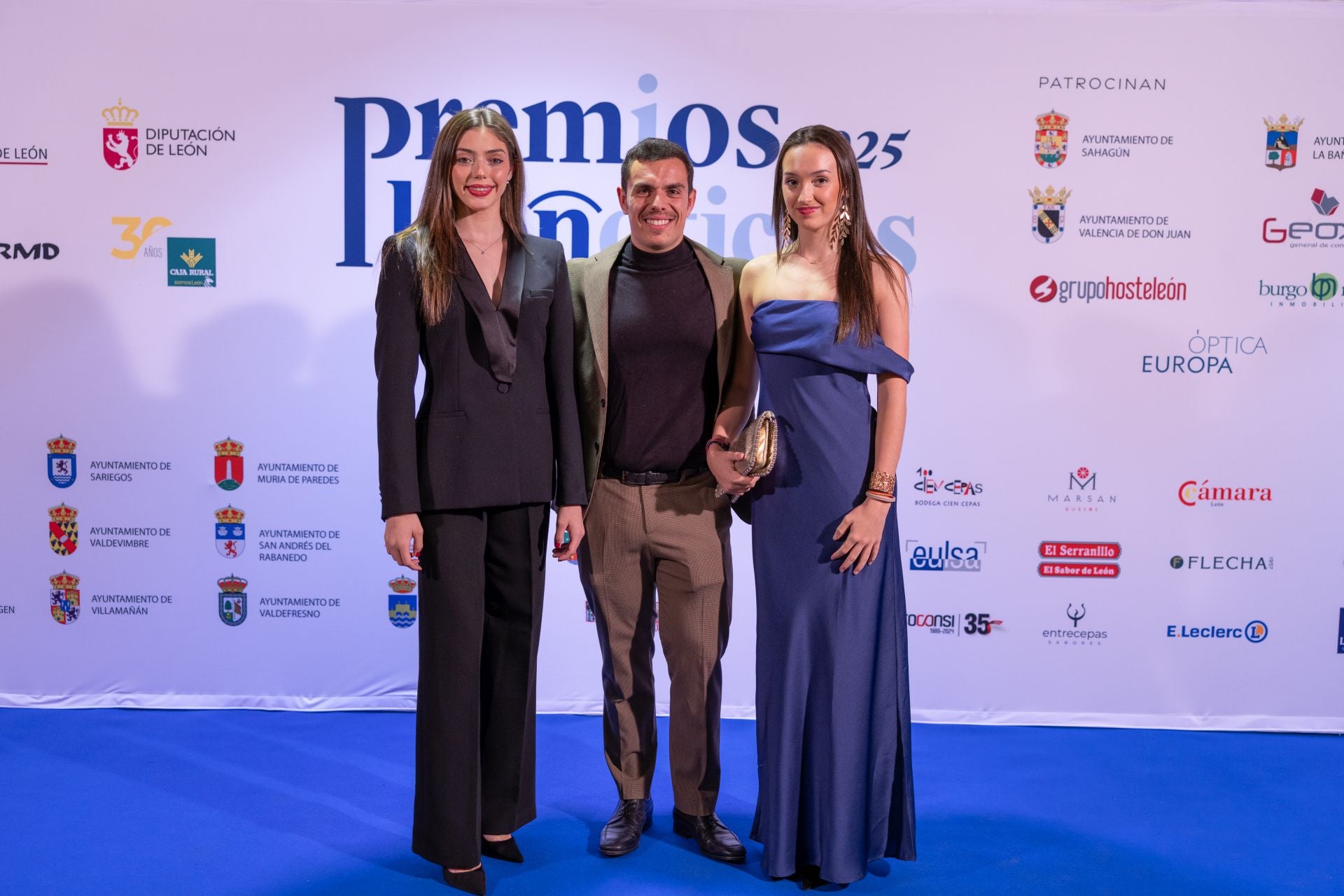 Andrea Fernández, premiada y gimnasta del Club Ritmo; Dani González, de leonoticias; y Andrea Corral, premiada y gimnasta del Club Ritmo.