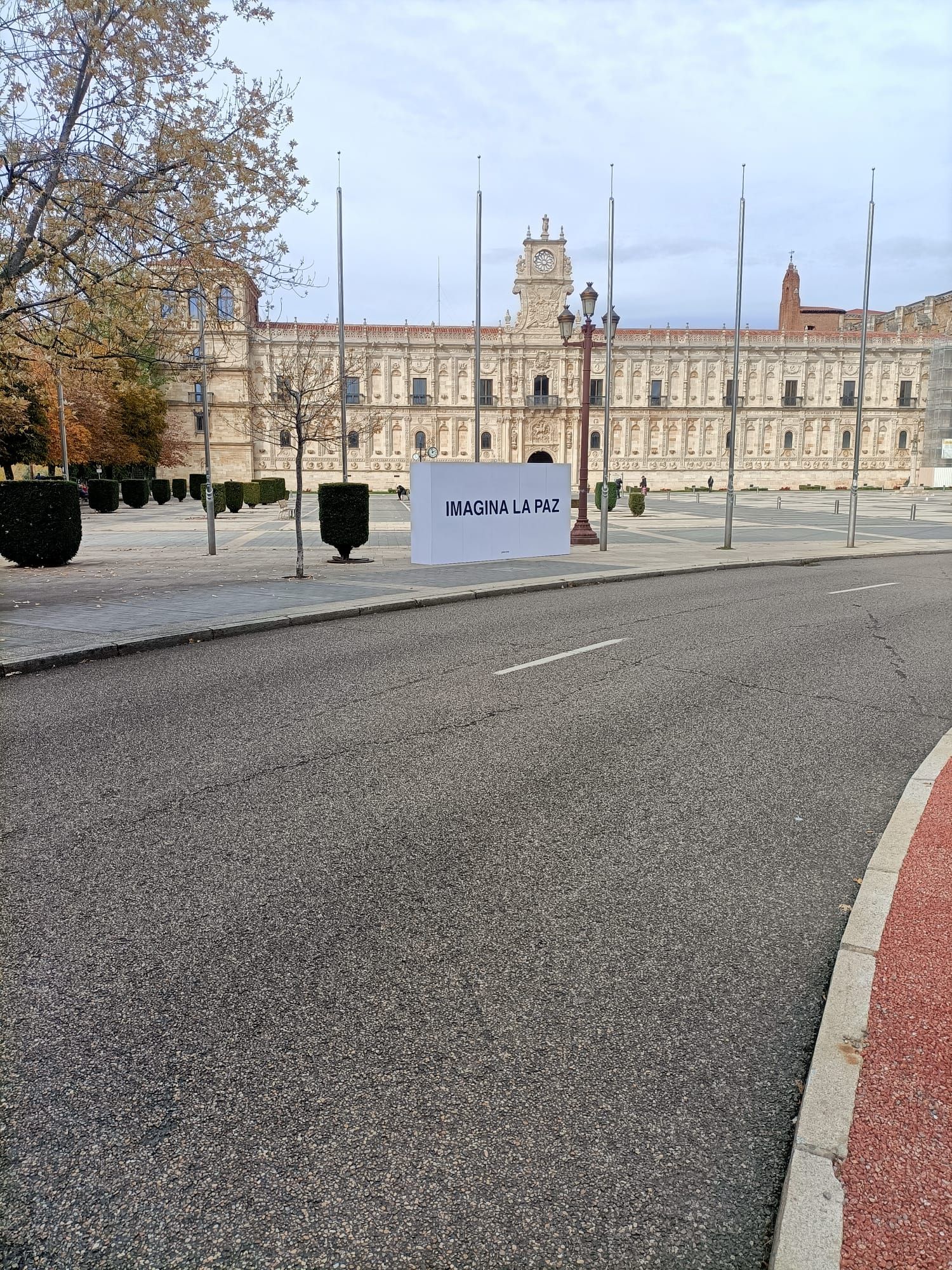 Las imágenes de los mensajes que Yoko Ono ha dejado en León