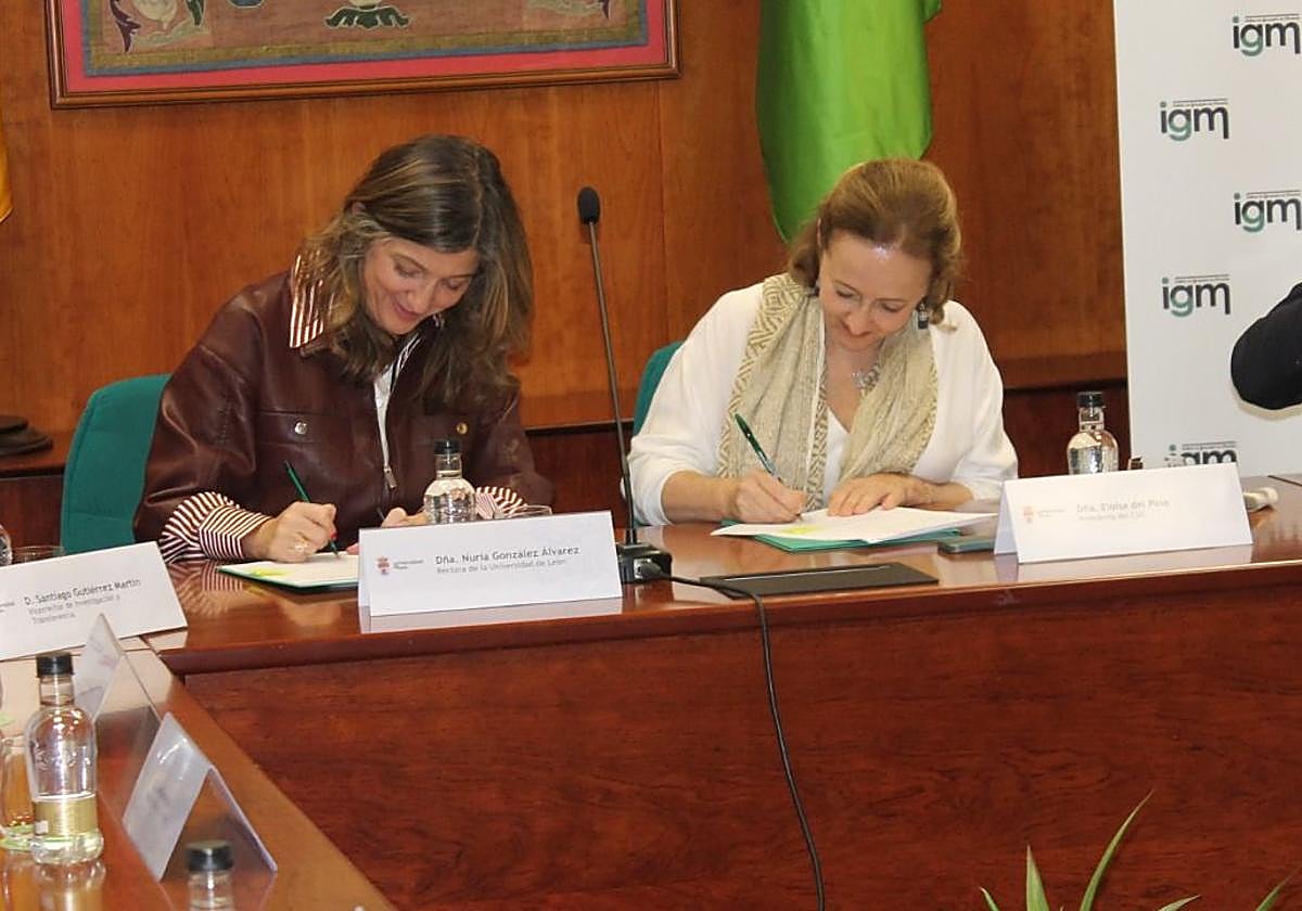 Firma del convenio entre las responsables de la ULE y CSIF.
