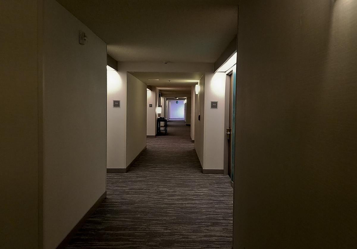 Imagen del pasillo de un hotel.