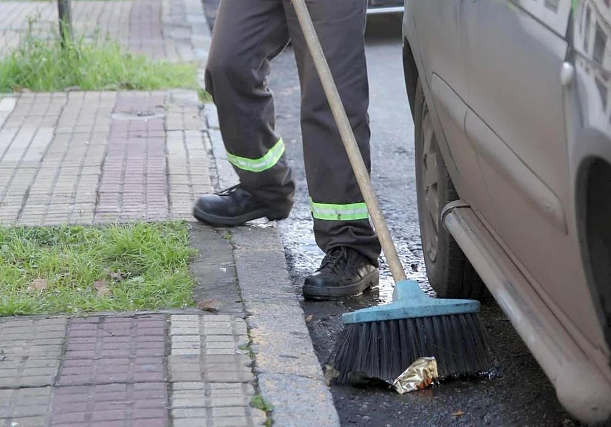 Imagen de archivo de un barrendero en la ciudad de León.