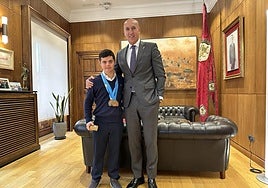 El alcalde de León, junto al nadador Pablo Miguel Rodríguez.