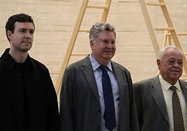 Álvaro Rodríguez Fominaya, en el centro, acompañado por Connor Monahan y Gonzalo Santonja.