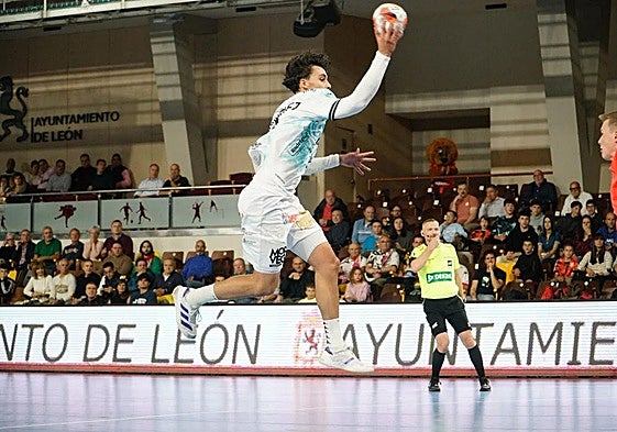 Sergio Sánchez, en un partido con el Abanca Ademar.