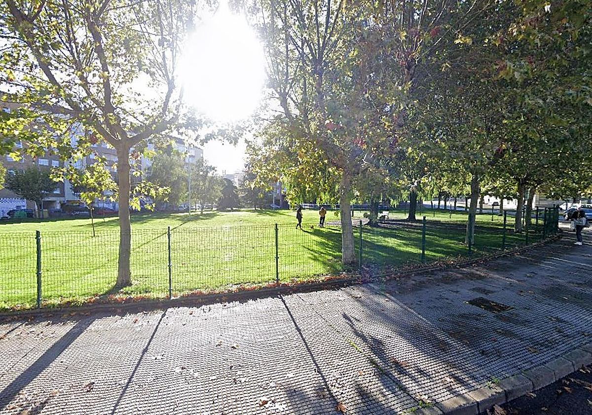 Zona de espacimiento canino entre las calles Conde de Barcelona, Buen Suceso, el paseo Quintanilla y la avenida Príncipe de Asturias en León.