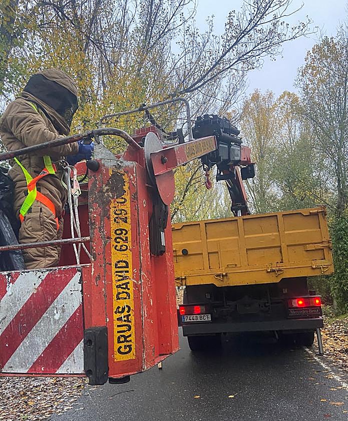 Imagen secundaria 2 - Imágenes de Protección Civil actuando.