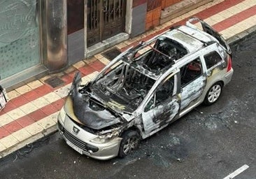 Un coche arde de forma espontánea en plena calle en Trobajo y termina completamente calcinado