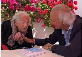 Teresa Fernández junto al doctor Manuel de la Peña.