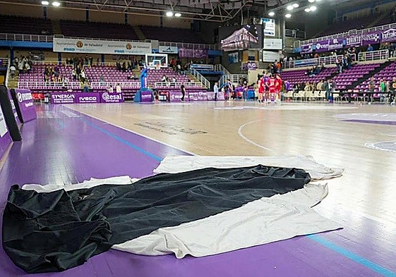 Lonas extendidas para cubrir las goteras, minutos antes de suspenderse el UEMC-CyD Leonesa.