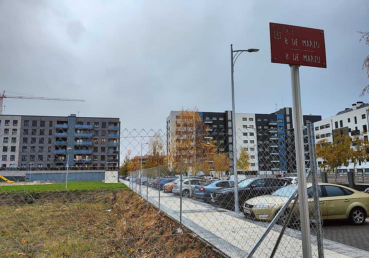 Uno de los solares que se ha vallado en la calle 8 de Marzo desde que un decreto obligara a hacerlo en 62 terrenos del barrio de La Lastra en León.