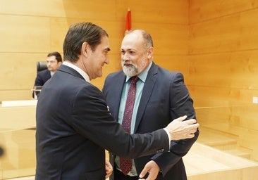 Exigen la dimisión de Quiñones y el consejero se defiende: «Es mi obligación»