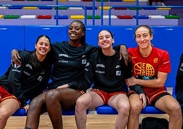 Alicia Flórez, a la derecha, junto a tres compañeras de la selección.