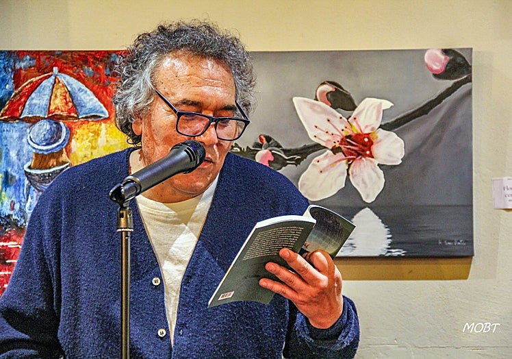 Morales Monterríos en el momento de la lectura del poemario