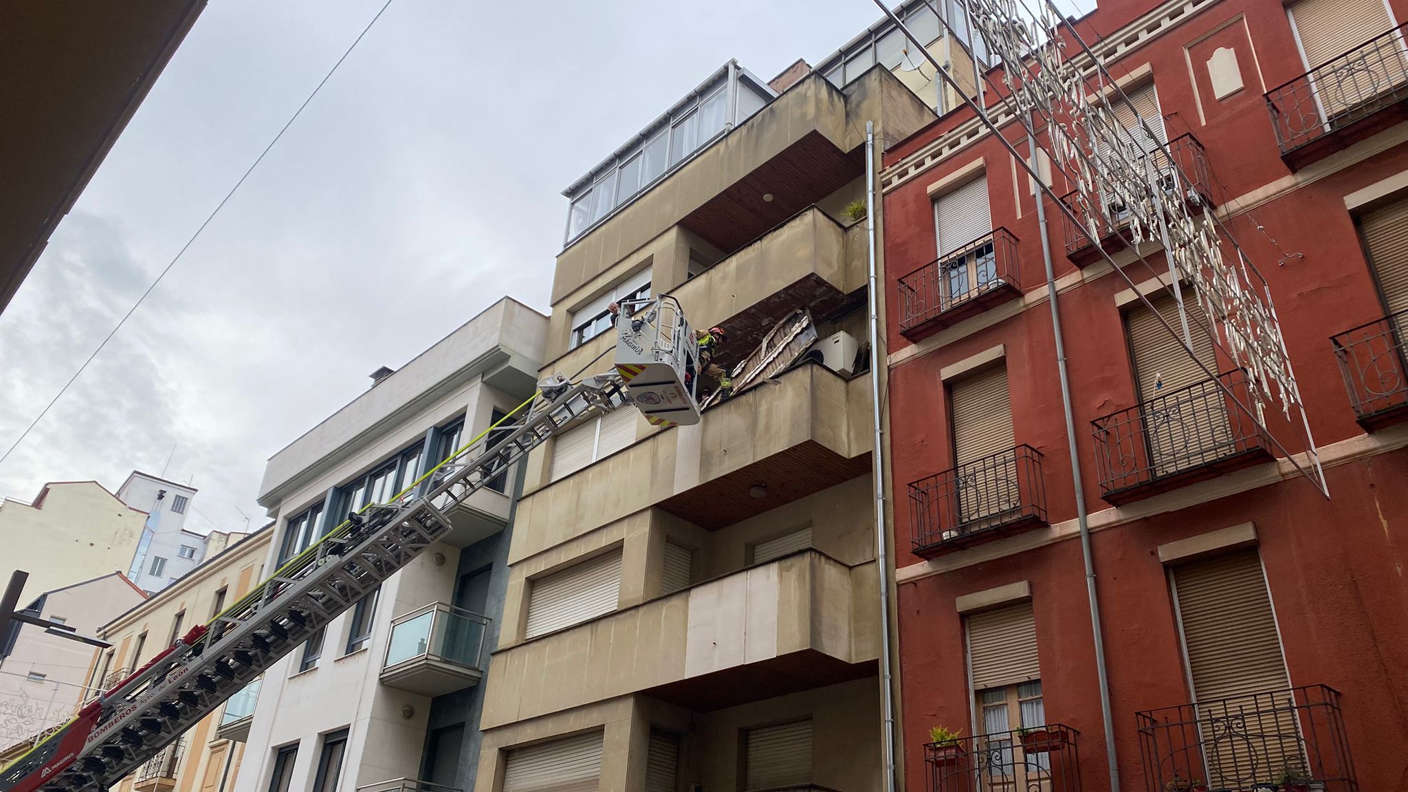 Las imágenes del desprendimiento del techo de una terraza en León
