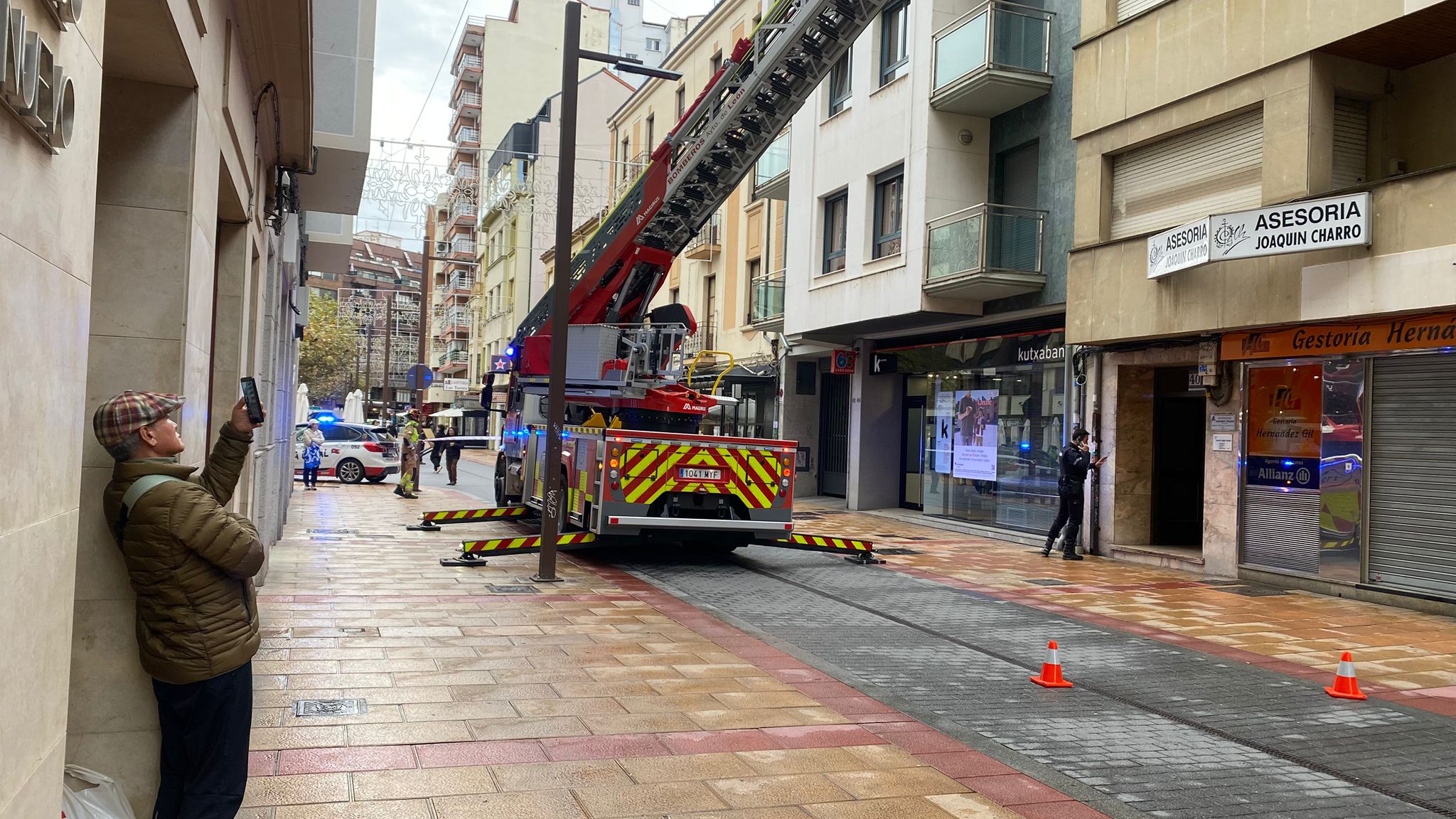 Las imágenes del desprendimiento del techo de una terraza en León