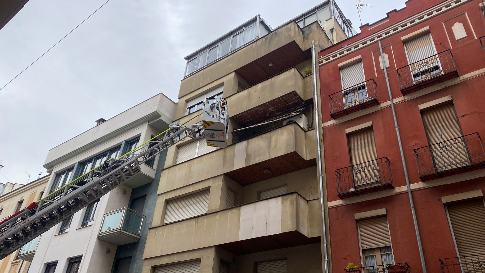 Las imágenes del desprendimiento del techo de una terraza en León