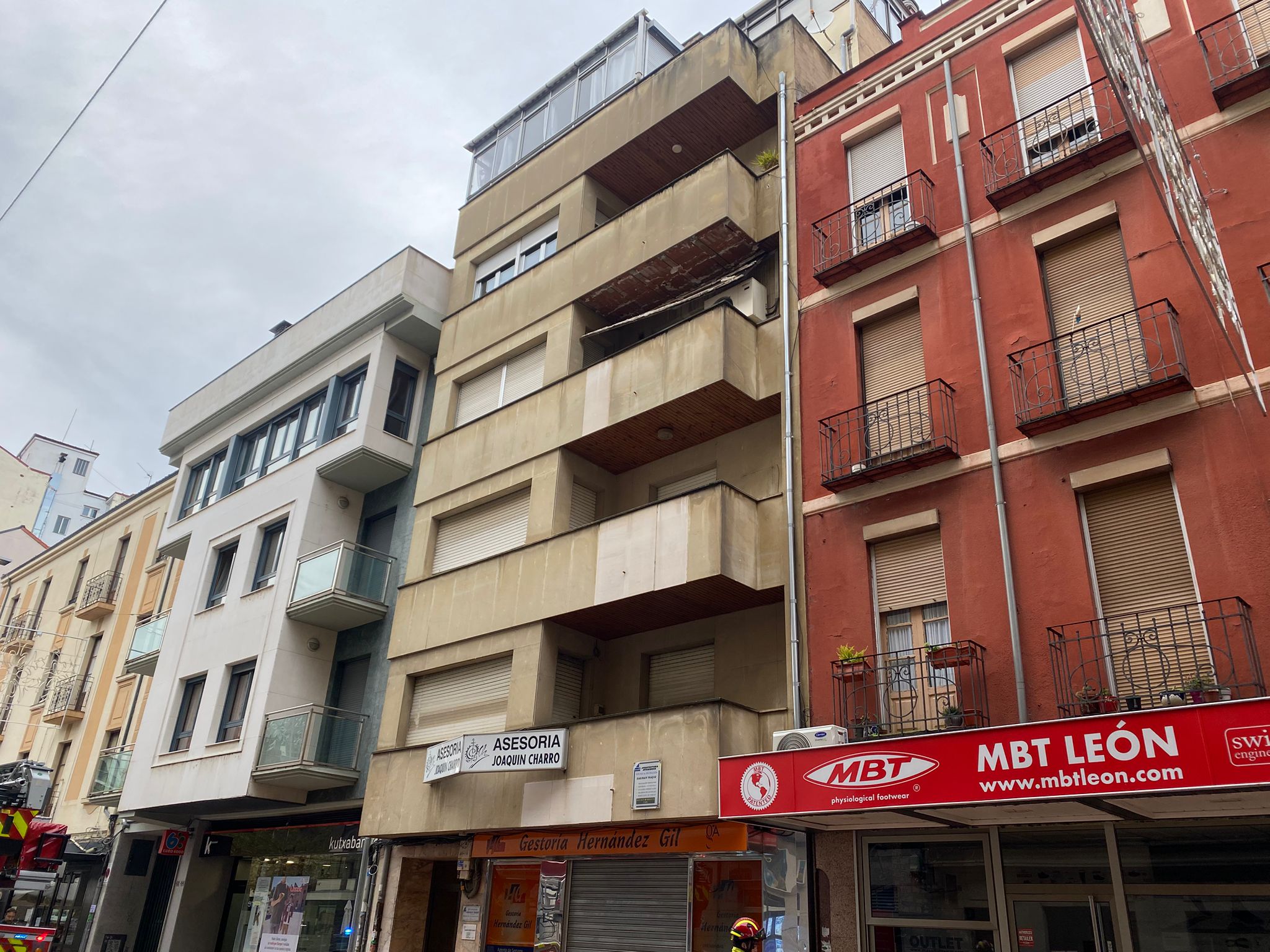 Las imágenes del desprendimiento del techo de una terraza en León